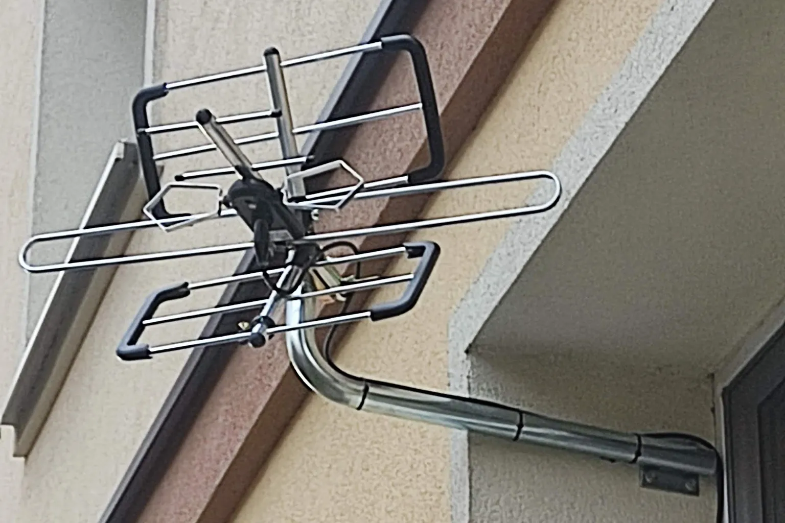 Antena naziemna DVB-T2 zamontowana na uchwycie ściennym