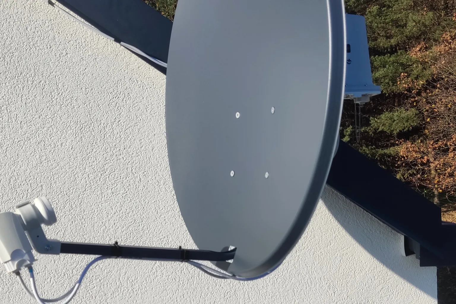 Antena satelitarna zamontowana na ścianie budynku