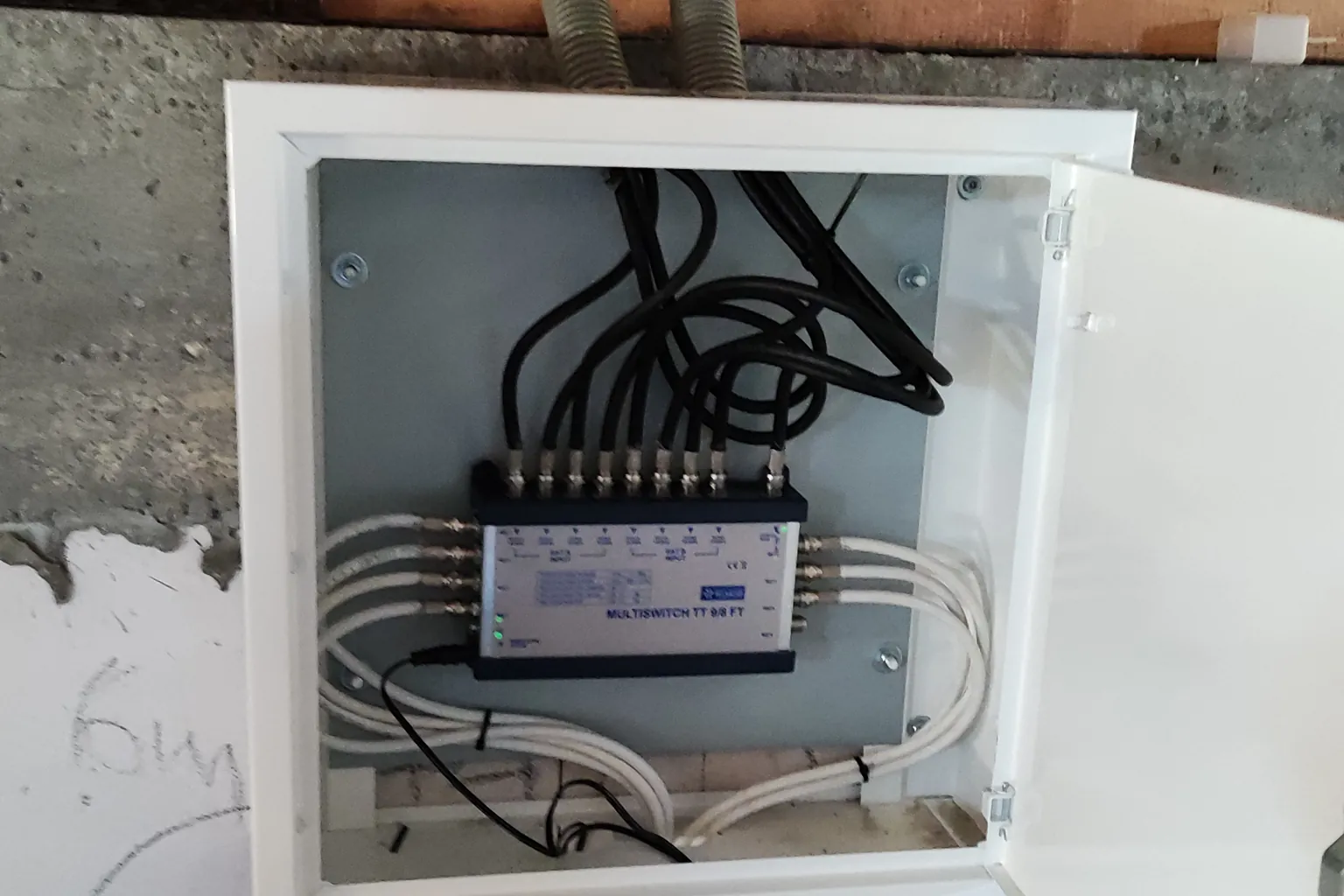 Multiswitch zamontowany w szafce instalacyjnej