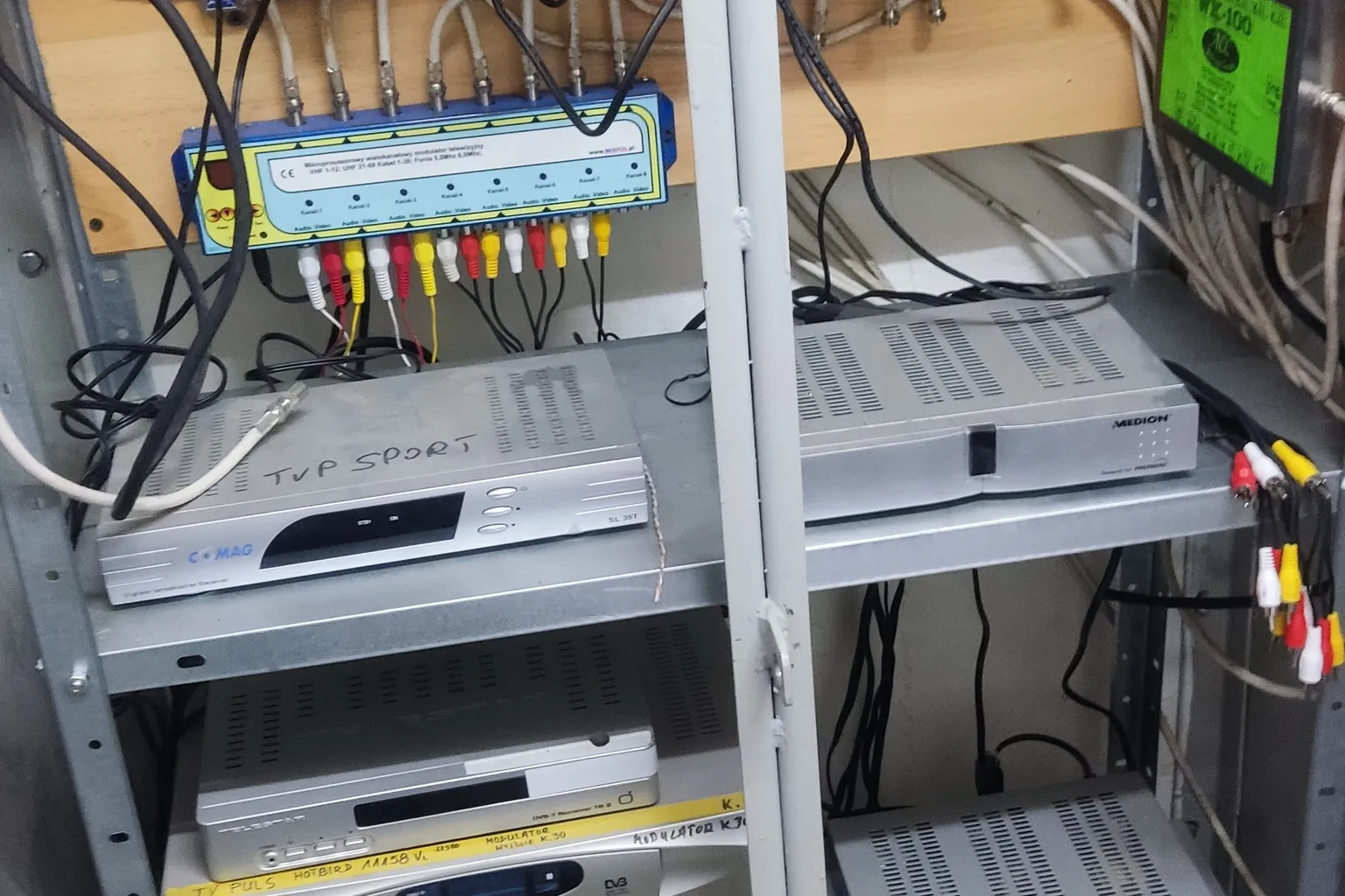 Szafa z multiswitchem i odbiornikami w instalacji zbiorczej
